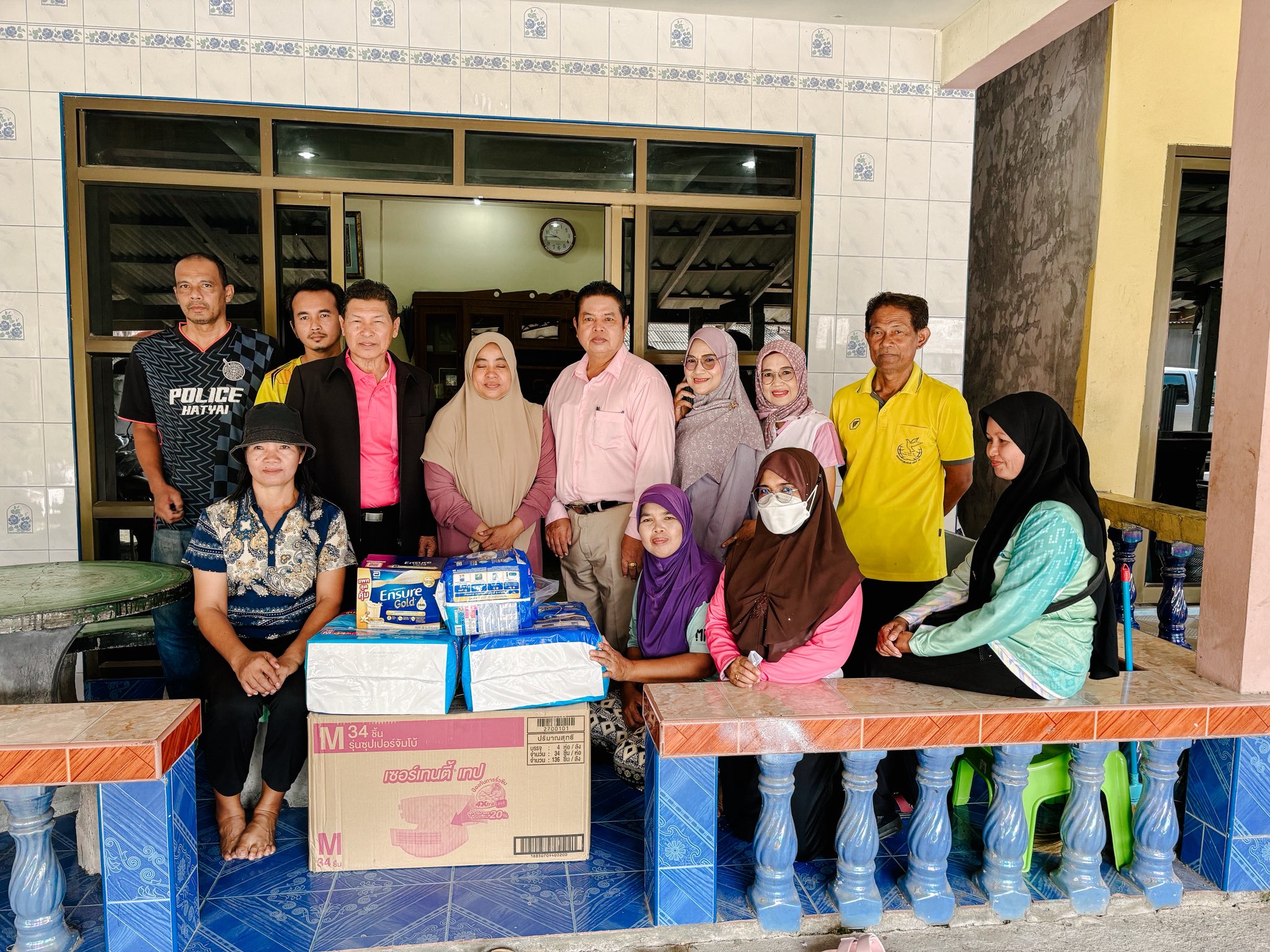 วันที่ 19 สิงหาคม 2568 นายพะโยม โอสถวิสุทธิ นายกเทศมนตรีตำบลเกาะนางคำ พร้อมด้วย คณะผู้บริหาร และสมาชิกสภาฯ เขต1 ร่วมกับ รพ.สต.บ้านเกาะนางคำ และ ทีมผู้ดูแล CG มอบของใช้แก่ผู้ป่วยที่มีภาวะพึ่งพิง ในพื้นที่ตำบลเกาะนางคำ อำเภอปากพะยูน จังหวัดพัทลุง
👉ตามโครงการจัดบริการดูแลระยะยาวสำหรับผู้สูงอายุที่มีภาวะพึ่งพิง 
👉ดำเนินการโครงการโดย : ศูนย์พัฒนาและฟื้นฟูคุณภาพชีวิตผู้สูงอายุและคนพิการเทศบาลตำบลเกาะนางคำ 
👉สนับสนุนงบประมาณโดย : กองทุนผู้สูงอายุที่มีภาวะพึ่งพิง (Long Term Care) เทศบาลตำบลเกาะนางคำ