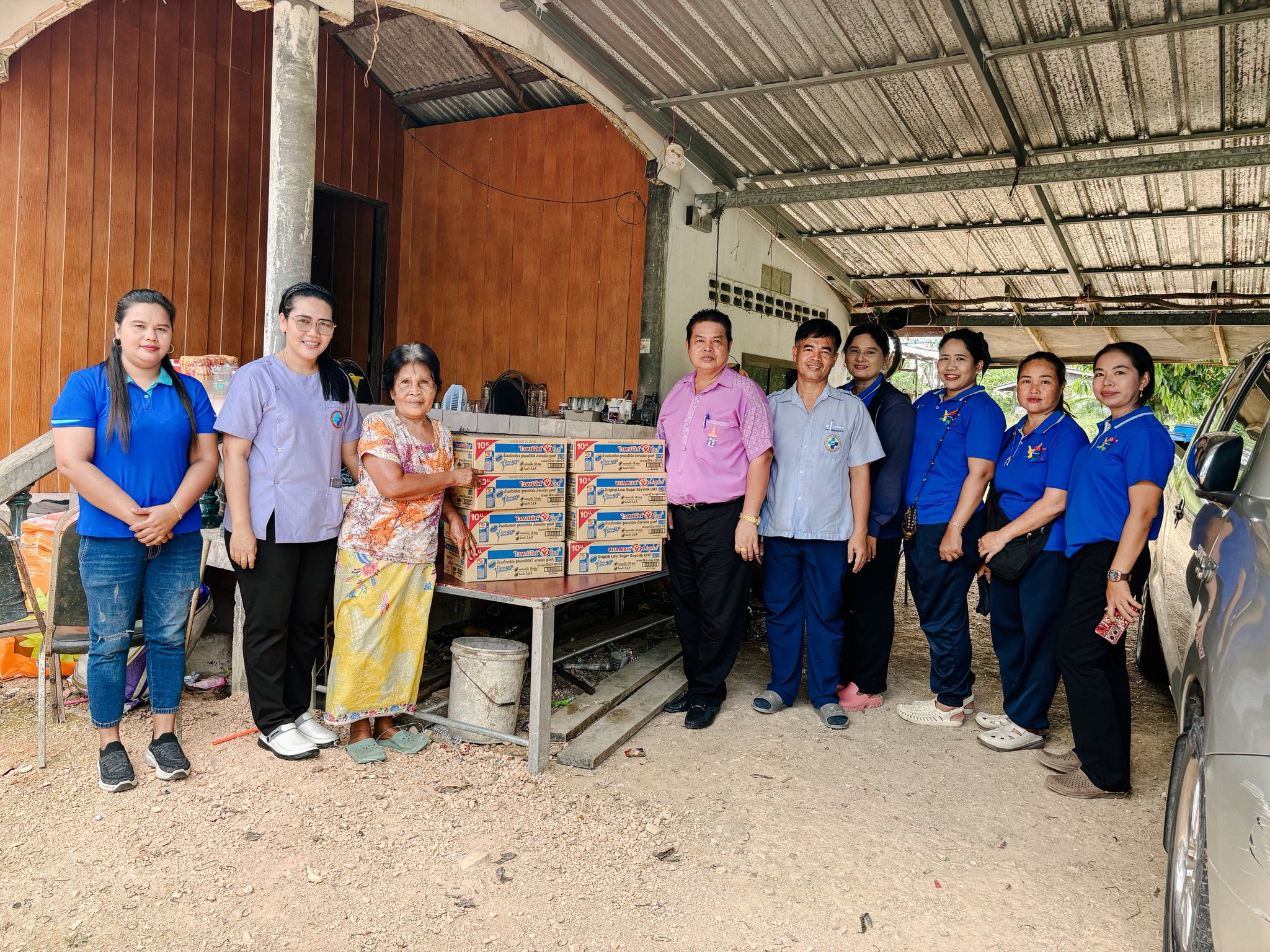 วันที่ 20 สิงหาคม 2568 นายพะโยม โอสถวิสุทธิ นายกเทศมนตรีตำบลเกาะนางคำ พร้อมด้วย เจ้าพนักงานสาธารณสุข ร่วมกับ รพ.สต.บ้านบางตาล และ ทีมผู้ดูแล (CG) มอบของใช้แก่ผู้ป่วยที่มีภาวะพึ่งพิง ในพื้นที่ตำบลเกาะนางคำ อำเภอปากพะยูน จังหวัดพัทลุง
👉ตามโครงการจัดบริการดูแลระยะยาวสำหรับผู้สูงอายุที่มีภาวะพึ่งพิง 
👉ดำเนินการโครงการโดย : ศูนย์พัฒนาและฟื้นฟูคุณภาพชีวิตผู้สูงอายุและคนพิการเทศบาลตำบลเกาะนางคำ 
👉สนับสนุนงบประมาณโดย : กองทุนผู้สูงอายุที่มีภาวะพึ่งพิง (Long Term Care) เทศบาลตำบลเกาะนางคำ