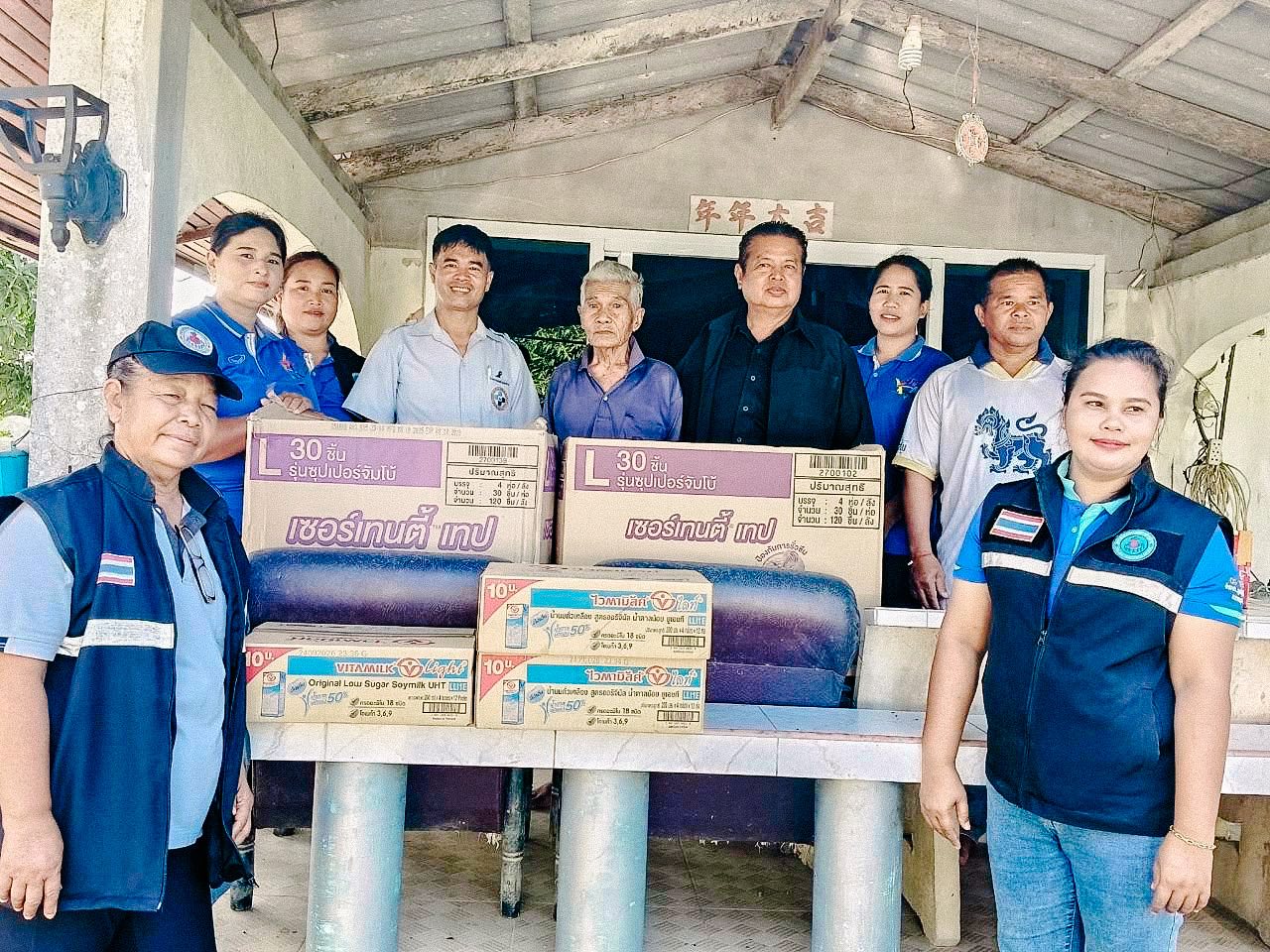 วันที่ 16 มกราคม 2569 นายพะโยม โอสถวิสุทธิ นายกเทศมนตรีตำบลเกาะนางคำ พร้อมด้วยเจ้าพนักงานสาธารณสุข ร่วมกับ รพ.สต.บ้านบางตาล และ ทีมผู้ดูแล CG มอบของใช้แก่ผู้ป่วยที่มีภาวะพึ่งพิง ในพื้นที่ตำบลเกาะนางคำ อำเภอปากพะยูน จังหวัดพัทลุง