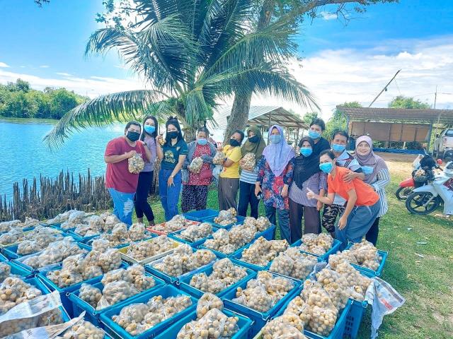 ขอขอบคุณ ดร.นาที รัชกิจประการ ประธานคณะที่ปรึกษารองนายกรัฐมนตรี นายอนุทิน ชาญวีรกุล ที่จัดซื้อผลไม้