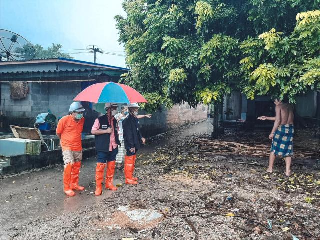 ลงพื้นที่ตรวจสอบสถานที่และรับฟังปัญหาเรื่องการระบายน้ำในเขตพื้นที่ ม.5 