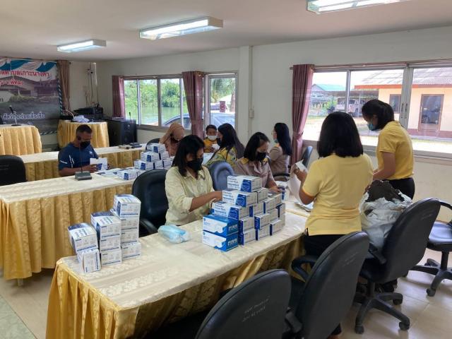 อาจารย์ชนากาญจน์ ราชพิทักษ์ ท่าโพธิ์ครองแงะสงขลามอบหน้ากากอนามัยแก่เทศบาล