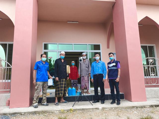 เทศบาลตำบลเกาะนางคำ ร่วมกับกองทุนหลักประกันสุขภาพ ทต.เกาะนางคำ มอบเจลแอลกอร์ฮอร์ และเครื่องวัดอุณภูมิอินฟาเรดอัตโนมัติ 