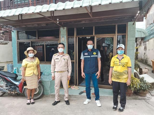 นายประนุท อิสโร นายกเทศมนตรีฯ และคณะบริหารพร้อมด้วย สมาชิกสภาฯ และพนักงานเทศบาลตำบลเกาะนางคำ ร่วมมอบถุงยังชีพแก่กลุ่มเสี่ยง