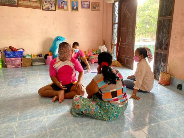 ตรวจเยี่ยมคนพิการ และสอบถามข้อมูลเพิ่มเติมในการขอรับสนับสนุนรถโยกสำหรับคนพิการจากสำนักงานพัฒนาสังคมและความมั่นคงของมนุษย์