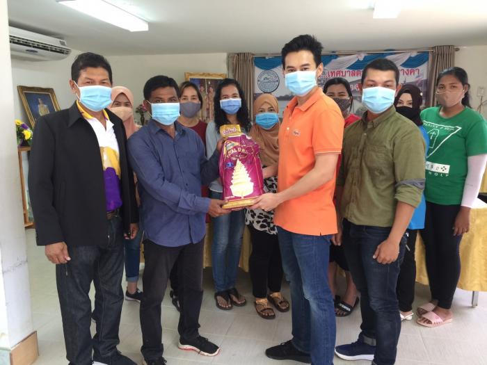 คุณนิพนธ์ พิชัยนาวี เลขานุการประจำคณะกรรมาธิการ มอบถุงยังชีพ
