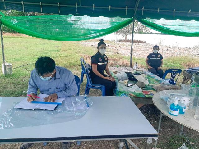 ลงพื้นที่ตรวจเยี่ยมกลุ่มเสี่ยงที่ต้องกักตัว ณ สถานที่เฝ้าระวังและกักตัว (Local Quaritiene : LQ) โรงพักเก่า หมู่ที่ 4