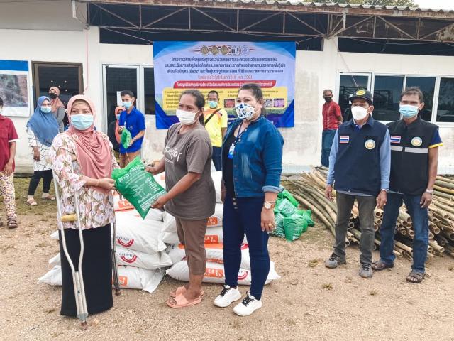 จัดกิจกรรมการส่งมอบวัสดุและอุปกรณ์เพื่อส่งเสริมพัฒนาคุณภาพชีวิตด้านอาชีพ