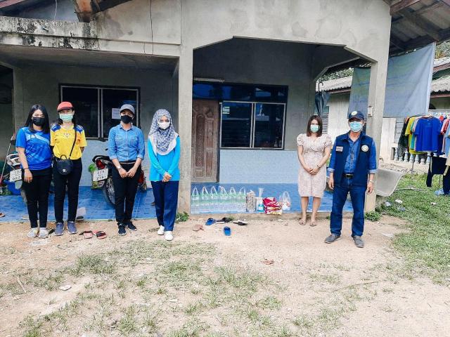 ร่วมมอบถุงยังชีพแก่กลุ่มเสี่ยงที่ต้องกักตัวในพื้นที่ตำบลเกาะนางคำ อำเภอปากพะยูน จังหวัดพัทลุง